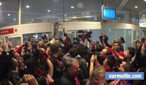 RCT: les champions et la coupe accueillis  par les supporters à l'aéroport de Hyères