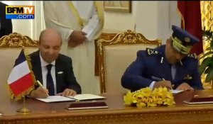 Hollande tout sourire lors de la signature de la vente de 24 Rafale au Qatar