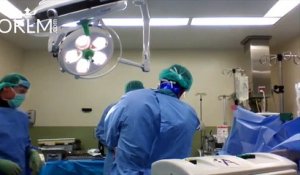 Lors d'une opération, un instrument reste coincé dans le genou du patient