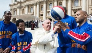 Le pape François prend un cours de basket