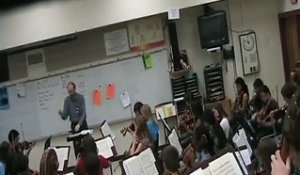 Un prof de musique pète un cable et éclate le violon d'un élève!