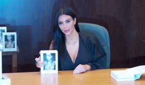 Kim Kardashian rend un fan heureux à une séance de dédicaces