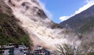 Séisme au Népal: impressionnant glissement de terrain à Dhunchet