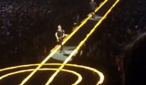 Le guitariste de U2, The Edge chute de scène en plein concert - I&E Tour 2015 Vancouver