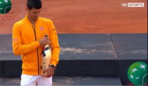 Djokovic se prend un bouchon de champagne en pleine tête après sa victoire contre Federer à Rome