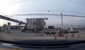 Un panneau tue un cycliste en Thaïlande