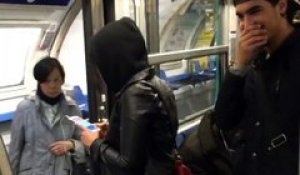 Un gros FDP fait une blague dans le métro : pas sympa!