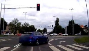 Une Audi RS6 passe au feu rouge et percute un tramway