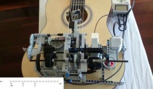 Un robot LEGO Mindstorms joue de la guitare