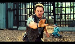 JURASSIC WORLD - Extrait 3 "Owen sauve un employé des Raptors" [VOST|Full HD] (Chris Pratt, Omar Sy)