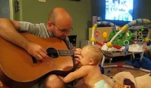 Cet Adorable Bebe Est Surexcite Quand Son Papa Joue Du Bon Jovi A La Guitare Sur Orange Videos