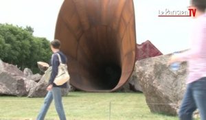 Des enfants visitent l'exposition controversée d'Anish Kapoor à Versailles