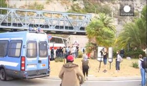 La police italienne évacue des migrants près de la frontière avec la France