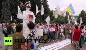 Kiev : «Je suis Ukrainien, pas clochard» scandent des manifstants devant le Parlement