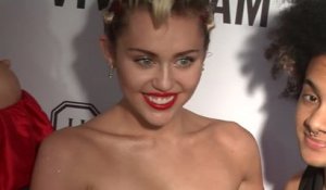 Miley Cyrus vole la vedette au Gala amfAR