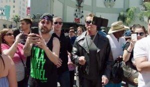 Terminator se fait passer pour une statue de cire pour piéger ses fans