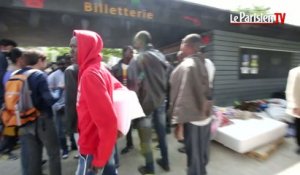 Paris : des migrants du 18e quittent la rue pour être relogés
