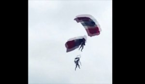 Un parachutiste anglais secouru en plein vol par son compagnon