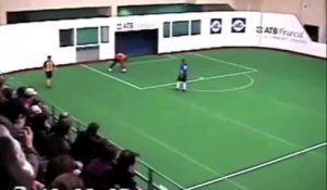 Un gardien de Futsal marque un but contre son camp : bien ridicule