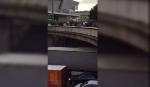 Grève des taxis : un homme jette un projectile sur une berline