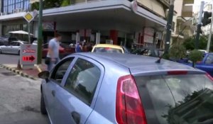 Longues queues aux stations d'essence à Athènes en Grèce