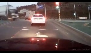 Impressionnante collision entre un camion et une voiture