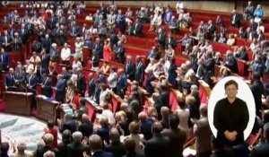"Il faut honorer la mémoire de Charles Pasqua", dit Valls devant les députés