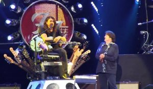 Dave Grohl invite sa mère sur scène pour les 20 ans des Foo Fighters
