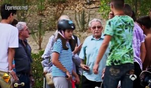 Le skateur Danny León se rend dans un skatepark déguisé en vieux