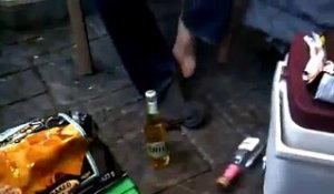 Ouvrir une bière avec ses pieds
