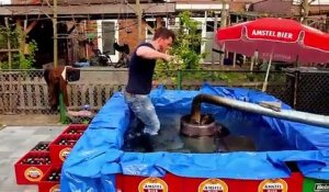 Un jacuzzi fait avec des packs de bière et chauffé avec un tonneau !