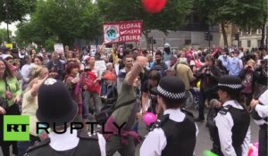 Royaume-Uni : des manifestants  « shootent » le budget d’austérité