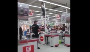 Un homme drogué grimpe et chute du toit d'un supermarché