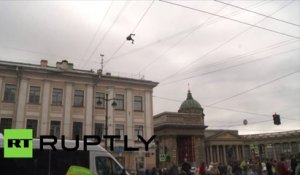 Un casse-cou surplombe les rues de Saint-Pétersbourg suspendu à des câbles téléphoniques