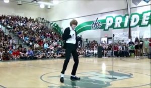 Un lycéen fait un moonwalk de folie