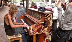 Ce SDF s'installe à un piano dans la rue et fait une prestation de dingue !