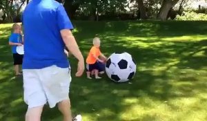 Le papa de l'année joue au foot avec ses enfants