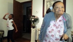 Une mamie de 97 ans et sa petite fille de 7 ans dansent ensemble - Adorable