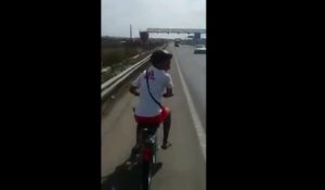 Mobylette à contre-sens sur l'autoroute (Maroc)