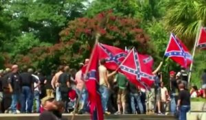 Aux États-Unis, le Ku Klux Klan manifeste pour défendre le drapeau confédéré