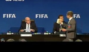 Sepp Blatter, le président de la Fifa, se fait arroser de billets par Lee Nelson