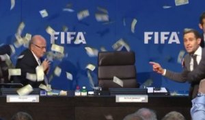 Une pluie de dollars pour Sepp Blatter en pleine conférence FIFA