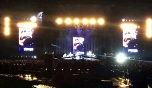 Le docteur de Dave Grohl monte sur scène avec les Foo Fighters et chante Seven Nation Army des White Stripes