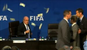 Douche de billets pour le corrompu Sepp Blatter en pleine conférence de presse - Très bonne blague