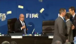 FIFA : Sepp Blatter arrosé de billets de banque !