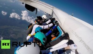 De toutes les couleurs : 11 femmes russes établissent un record de parachutisme