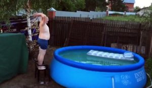 Un russe se prépare pour plonger dans sa piscine - FAIL