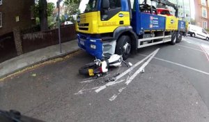 Un camion détruit complètement une Ducati Monster en roulant dessus