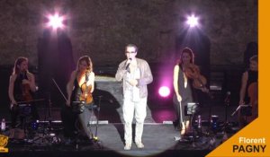 Florent Pagny en concert sur la scène du théâtre Jean-Deschamps dans le cadre du festival de Carcassonne :