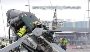 Un hélicoptère s'écrase après avoir touché un cable avec son rotor - Impressionnant